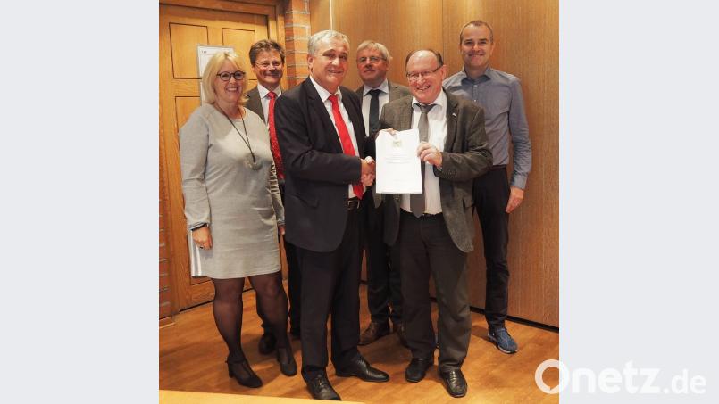 Oberbürgermeister Kurt Seggewiß (vorne links) übergibt Förderbescheid und Haushaltsmittelzusage an Berufsschuldirektor Josef Weilhammer. Mit dabei (von links) Finanzdezernentin Cornelia Taubmann, stellvertretender Berufsschulleiter Thomas Neumann, Berufsschulabteilungsleiter Gerhard Häring und Johann Soderer, zuständig für den Haushalt an der Europaberufsschule. Bild: Bühner