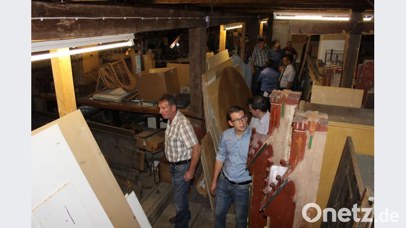 Die Mitglieder des Bauausschuss besichtigten das Museumsdepot im Neunburger Schloss. Bild: pko