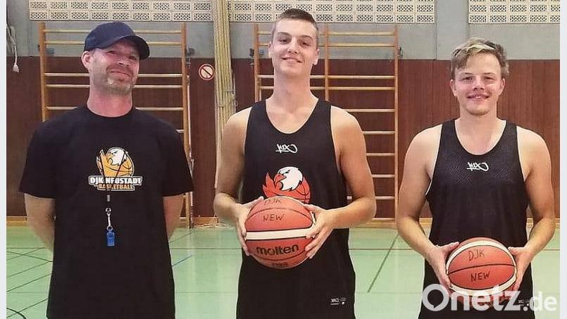 Co-Trainer Marco Campitelli (von links) mit den Neuzugängen Yannik Stein (16) und Florian Kurth (20). Bild: exb