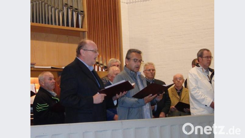 Der MGV Harmonie gestaltet die Messe musikalisch; vorne die Sänger Stefan Schricker und Johannes Spachtholz. Bild: wrt