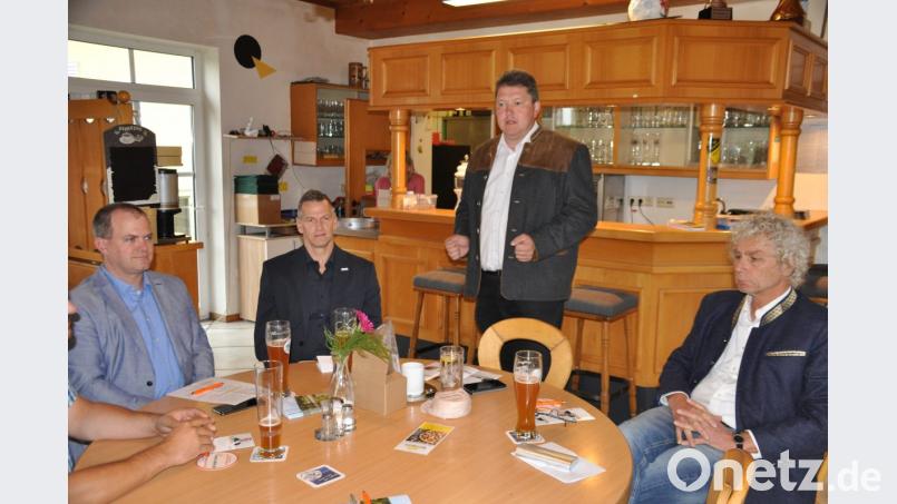 Die FW-Kandidaten Holger Götz aus Speinshart, Thomas Riedl aus Eschenbach, Bernhard Schmidt aus Erbendorf sowie Landrat Wolfgang Lippert (von links) erläutern, wo sie im Falle ihrer Wahl in den Land- beziehungsweise Bezirkstag Schwerpunkt in ihrer Arbeit setzen wollen. Bild: ak