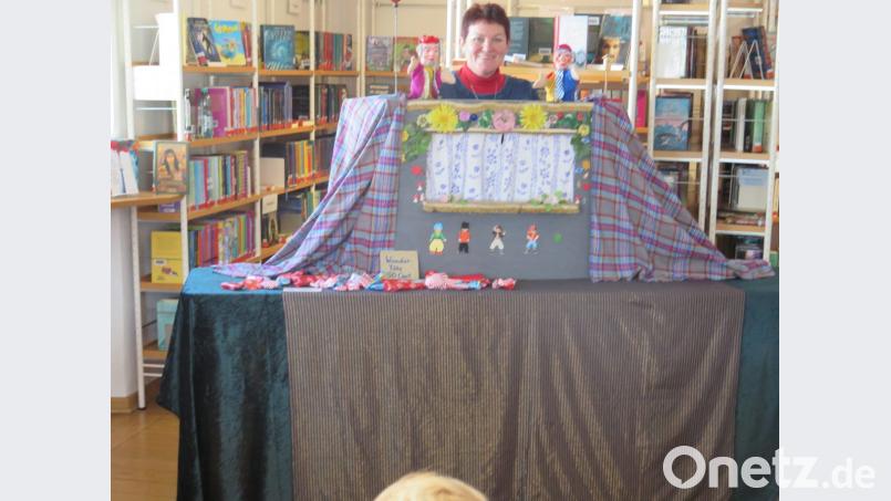 Mit ihrem Kasperltheater begeistert Marie Luise Kaiser aus Füssen die Kinder in der Stadtbibliothek. Bild: jzk