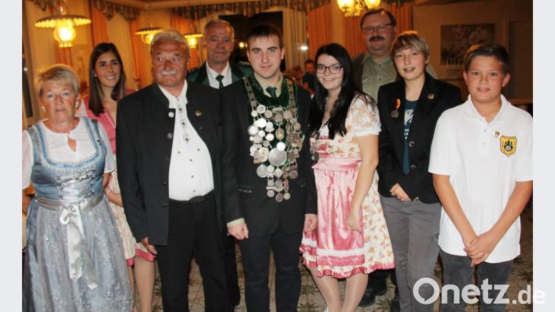 Die neuen Würdenträger des Grenzlandgaues, Jugendkönigin Mareike Schmidt und Gaukönig Marco Schießl (Mitte, mit Königsketten), umrahmt von den Rittern und stellvertretenden Liesln. Gauschützenmeister Manfred Muck und Gaukassier Josef Fuchs (hinten) gratulierten zu den Ergebnissen. Bild: dl