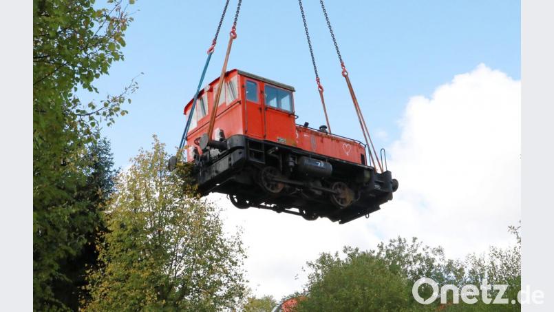 Das Bahndenkmal soll am neuen Standort gleich hinter dem Netto an die Geschichte der Lokalbahn Erbendorf-Reuth bei Erbendorf und an den &quot;Erbendorfer Bockl&quot; erinnern. Dazu musste die Denkmallok zuerst am Kranhaken hoch in die Luft. Bild: njn