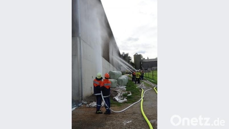Löschangriff an der Rückseite der brennenden Maschinenhalle Bild: gf
