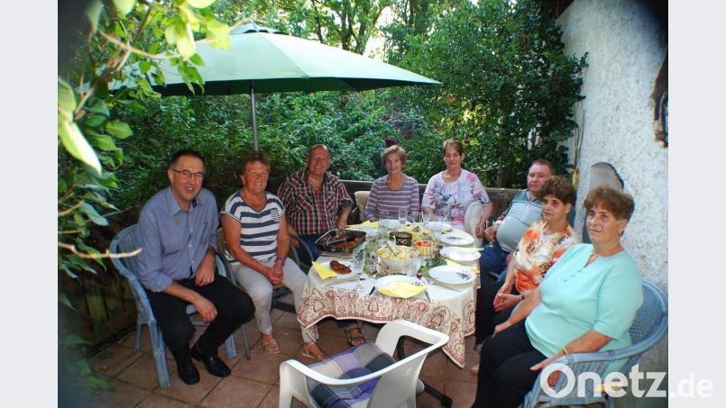 Treue Stammgäste wurden in der Rennermühle für ihren 50. bzw. 40. Aufenthalt geehrt: Erika Schneider, Gerda Henßgen, Siegmar Henßgen, Ursula Hoffmann, Gisela Fiebig und Reinhard Hoffmann mit Gastgeberin Inge Kraus und dem Vorsitzenden des Fremdenverkehrsvereins, Alfons Schnurrer (von rechts). Bild: enz