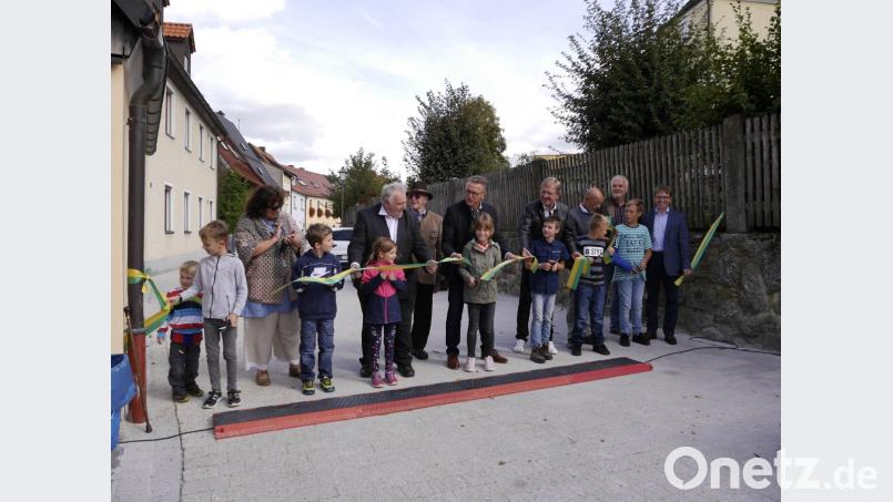 Es war den Jüngsten überlassen, das Band bei der Wiedereröffnung der Ringstraße zu zerschneiden: Kinder der Anwohner eröffneten die Ringstraße. Bild: ebr