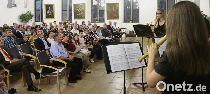 Vor vielen Gästen sorgt die Städtische Sing- und Musikschule für vielbeklatschte Beiklänge der Verleihung des Wirtschaftsförderpreises. Bild: Wolfgang Steinbacher
