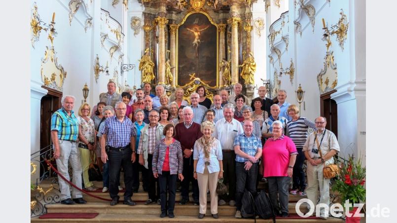 Das Erinnerungsfoto der Reisegruppe in der Hl.-Kreuz-Kirche in Bergen. Bild: tml