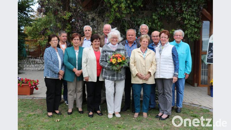 Mit einem Blumenstrauß bedanken sich die ehemaligen Schüler bei ihrer Lehrerin Halina Kellner (vorne Mitte) für ihr Kommen. Bild: rpp