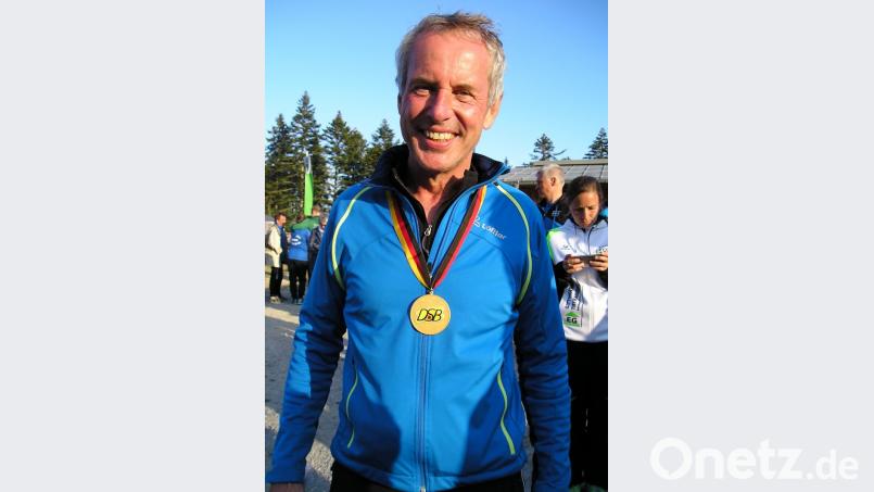 Ein gewohntes Bild bei deutschen Meisterschaften im Sommerbiathlon: Eberhard Donhauser mit Goldmedaille. Der Amberger gewann seinen 15. nationalen Titel. Bild: dl