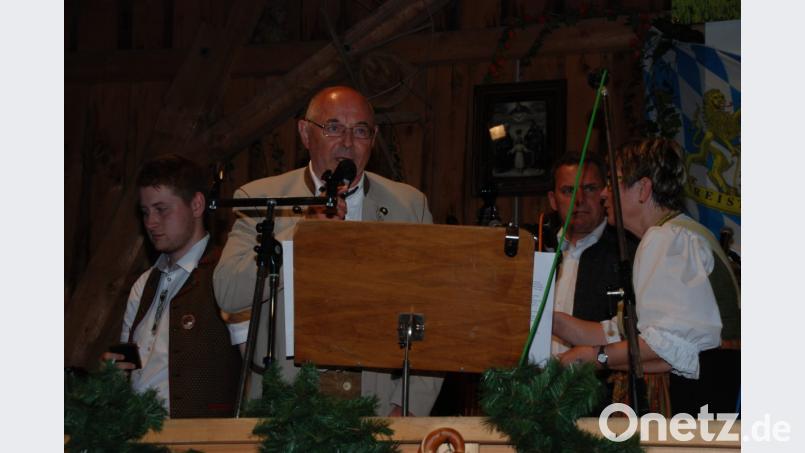 NBMB-Kreisvorsitzender Joseph Ferstl (am Pult) lobt das hohe Niveau der Blaskapelle Teunz. Darüber freuen sich Vorsitzende Inge Sippl (von rechts), Bürgermeister Josef Eckl und 2. Vorsitzender Tobias Schmid. Bild: Portner