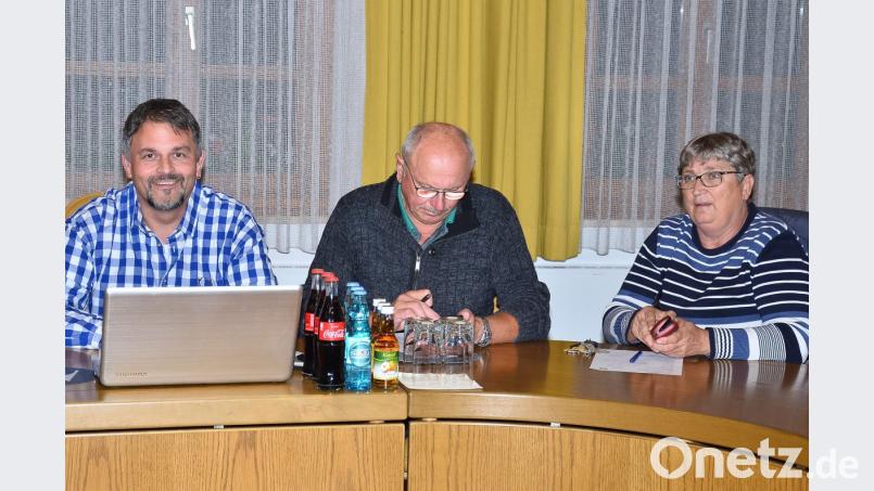 Drei Sitze gehören der CSU im Marktrat Waidhaus, die bislang (von rechts) Gabi Wolf, Ewald Zetzl und Stefan Harrer ausfüllten, der jedoch sein Mandat niederlegt. Bild: fjo