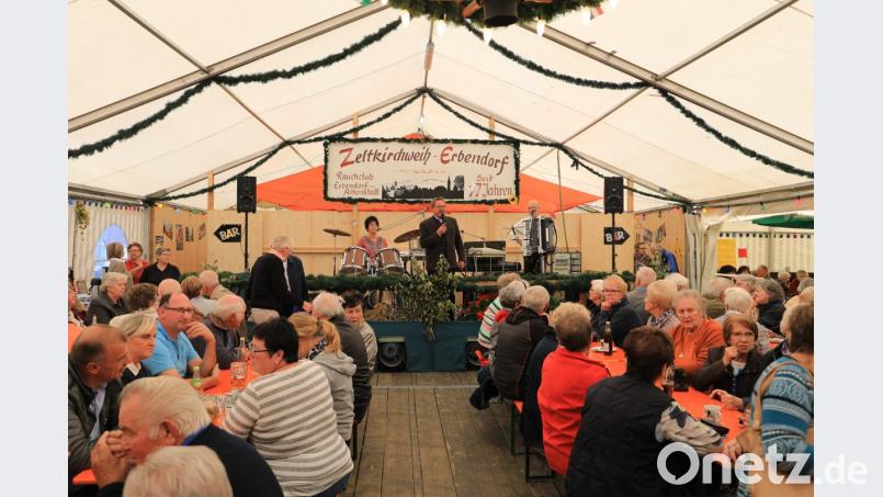 Zur Kirchweih lud die Stadt zum Seniorennachmittag im Kirwa-Zelt ein. Bürgermeister Hans Donko (mitte) begrüßte die Senioren. Bild: njn