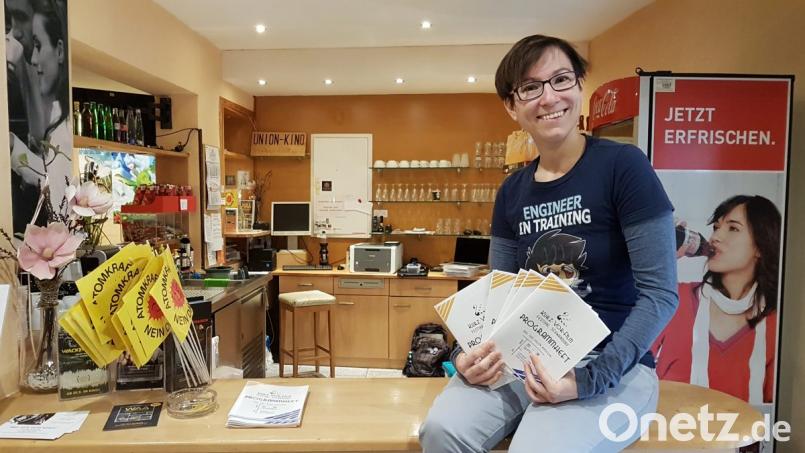 Julia Schnorrer präsentiert stolz die Programmhefte für das „Kurz-Vor-Film“-Festival. Die junge Regisseurin und Drehbuchautorin hat jede Menge Zeit und Leidenschaft in die Organisation der Veranstaltung gesteckt. Bild: Christopher Dotzler