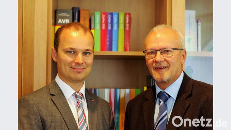 Daniel Bronold (35, links) löst Bernhard Uhl (65) im Oktober als Caritas-Kreisgeschäftsführer ab. Uhl geht nach 27 Jahren in den Ruhestand. Bild: exb