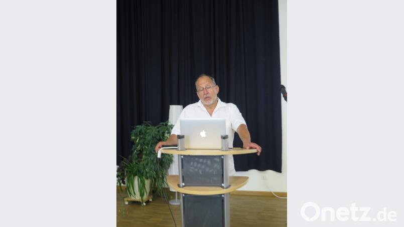 Dr. Hans-Jürgen Honikel eröffnet die Vortragsreihe des Krankenhauses Kemnath. Bild: jzk