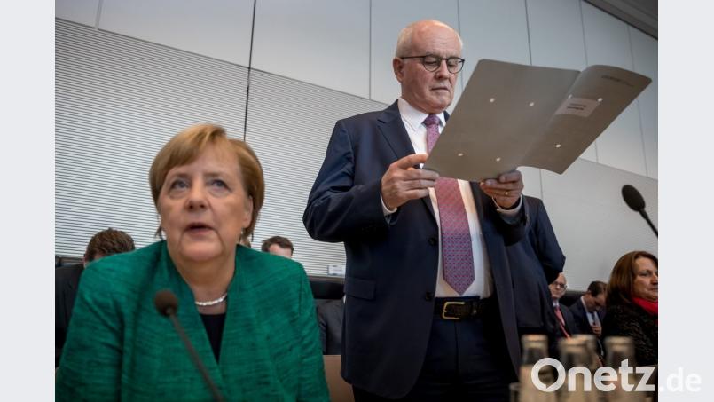 Volker Kauder (CDU), bis Dienstag noch Vorsitzender der CDU/CSU-Fraktion im Bundestag, neben Bundeskanzlerin Angela Merkel (CDU) vor Beginn der Sitzung. Bild:  Michael Kappeler/dpa