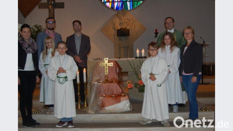 Ein Bild für die Erinnerung an einen besonderen Tag im Leben von David Skopek (vorne links) und Philipp Klaß (vorne rechts). Mit dabei: die Ministrantinnen Franziska Kirschner (hinter David) und Fiona Walberer (hinter Philipp). Ganz links die neue Gemeindepraktikantin Laura Maurer, ganz rechts Gemeindereferentin Christine Gößl. Oben links die Ministrantenbetreuer Pascal Hofmann und Martin Schmid, rechts Stadtpfarrer Bernhard Müller Bild: az