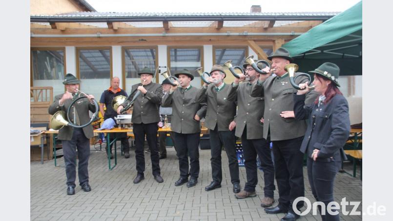 Die Jagdhornbläser der Kreisgruppe Oberviechtach luden mit einem Ständchen zum Essen ein. Bild: frd
