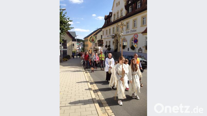 Am Ziel: Unter Glockengeläut ziehen die Vorbacher Wallfahrer zusammen mit den Pilgern aus Kirchenpingarten zur Basilika in Gößweinstein mit dem Gnadenbild der Heiligsten Dreifaltigkeit. Bild: do