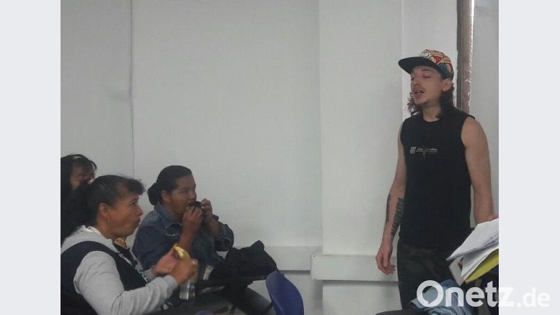 Jan André hält einen Vortrag vor den Einheimischen. Bild: exb