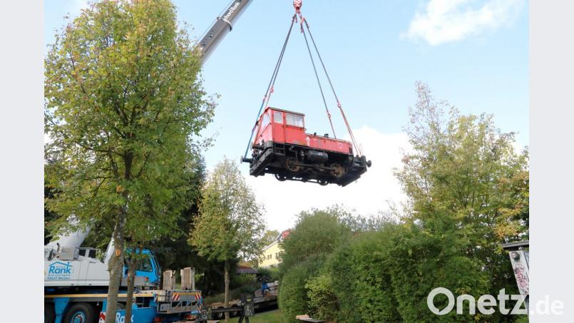Das Bahndenkmal soll am neuen Standort gleich hinter dem Netto an die Geschichte der Lokalbahn Erbendorf-Reuth bei Erbendorf und an den &quot;Erbendorfer Bockl&quot; erinnern. Dazu musste die Denkmallok zuerst am Kranhaken hoch in die Luft. Bild: njn