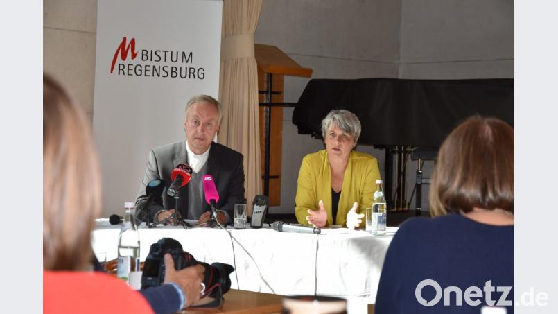 Generalvikar Michael Fuchs und die Präventionsbeauftragte Judith Helmig stellen die von Regensburg für die Studie zum Missbrauch ermittelten Daten vor. Bild: Pausch, Alexander