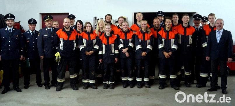 Die Prüfer beglückwünschen die erfolgreichen Feuerwehrleute. Bild: zer