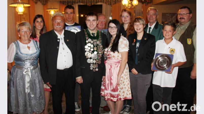 Die Wandertellergewinner und neuen Würdenträger samt ihren Königsketten des Schützengaus &quot;Grenzland&quot;. Dahinter die stellvertretenden Hoheiten sowie Gaukassier Josef Fuchs und Gauschützenmeister Manfred Muck (hinten, von rechts). Bild: dl