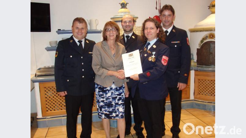 Noch nicht alltäglich: Auch eine Frau ist seit 25 Jahren aktiv: Anita Greger von der Feuerwehr Bernstein (vorne, rechts) mit Margit Kirzinger (Zweite von links) sowie (hinten, von links) Bürgermeister Karlheinz Budnik, Kreisbrandrat Marco Saller und Kreisbrandmeister Thomas Weidner. Bild: wrt