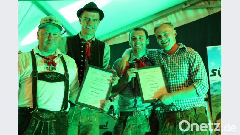 Ehrung der Ehrenmitglieder: von links Ehrenmitglied Thomas Wedel, 2. Vorstand Jürgen Leißner, 1. Vorsitzender Thomas Schober, Ehrenmitglied Florian Hölzl. Bild: Jürgen Leißner