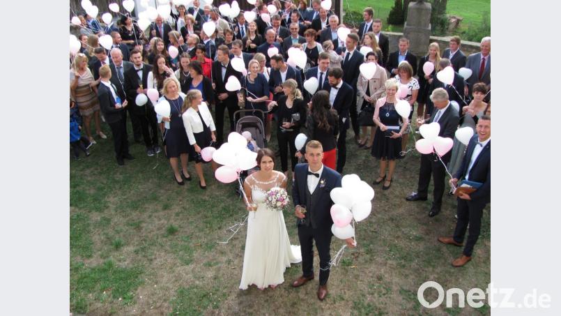 Die Gäste lassen bei der Hochzeit von Lisa und Ralph Bergler Luftballons fliegen. Bild: sei
