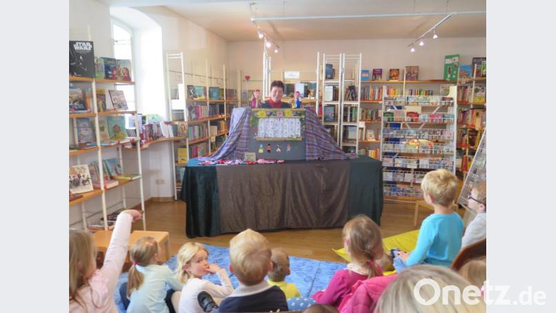 Mit ihrem Kasperltheater begeistert Marie Luise Kaiser aus Füssen die Kinder in der Stadtbibliothek. Bild: jzk