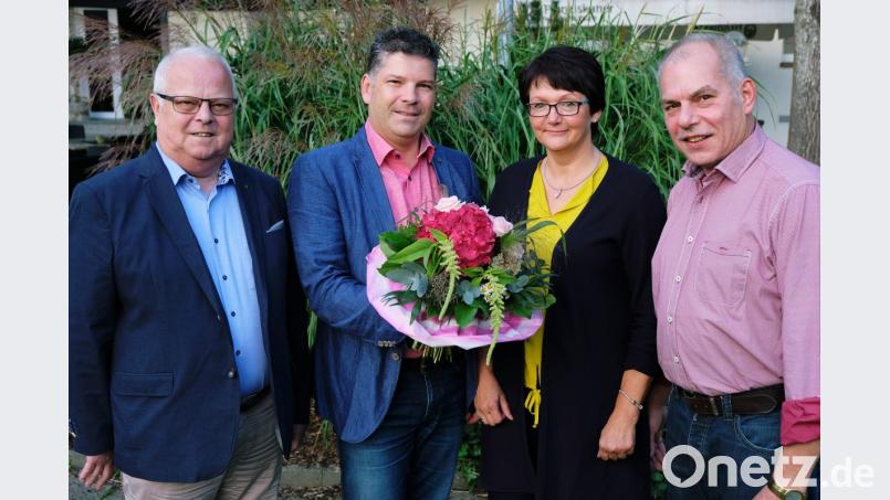 Seit 40 Jahren ist das Steuerbüro Dilling die berufliche Heimat von Ute Ficker (Zweite von rechts). Bei einer Betriebsfeier würdigen (von links) Seniorchef Franz Dilling und Steuerberater Günther Dilling den engagierten Einsatz der Arbeitsjubilarin, die von Ehemann Max begleitet wird. Bild: do
