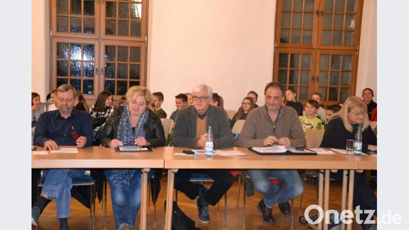 Stühlerücken, ohne den Stuhl zu verrücken: SPD-Stadtrat Heinrich Gref (links) und der Freie Wähler Wolfgang Töppel (Dritter von links) haben beide ihr Mandat niedergelegt. Nun verkündet Gabi Eichl (Zweite von links), dass die die SPD-Fraktion verlässt und sich den Freien Wählern anschließt. Fraktionssprecher Martin Gleixner (Vierter von links) freut sich über den Neuzugang. Bild: ck