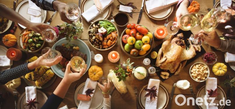 Essen Sie sich mit Ihren Freunden glücklich. Bild: Rawpixel.com – stock.adobe.com