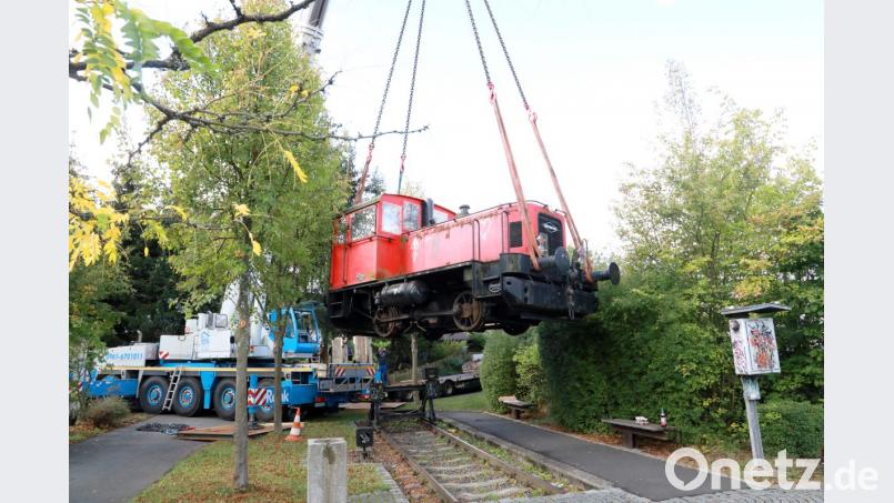Das Bahndenkmal soll am neuen Standort gleich hinter dem Netto an die Geschichte der Lokalbahn Erbendorf-Reuth bei Erbendorf und an den &quot;Erbendorfer Bockl&quot; erinnern. Dazu musste die Denkmallok zuerst am Kranhaken hoch in die Luft. Bild: njn