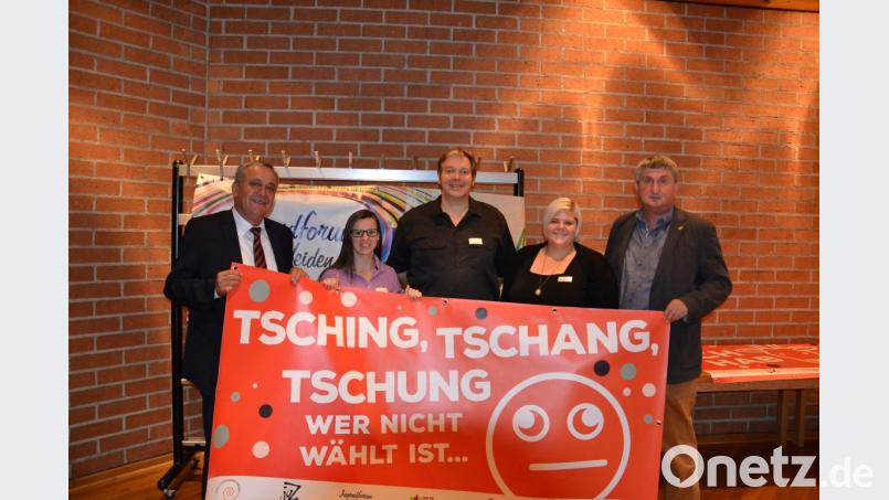 Gemeinsam machen sie sich stark für die Demokratie: OB Kurt Seggewiß (links) organisiert gemeinsam mit Theresa Weidhas vom Jugendforum, Florian Graf und Kathi Glaser vom Stadtjugendring und Herbert Schmid (von links) von „Arbeit & Leben“ die ersten Weidener Jugendwahlen. Bild: pjaf