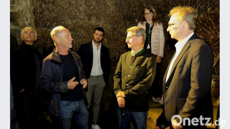 Felsenkellerbeauftragter Werner Robold (Zweiter von links) führte Kultusminister Bernd Sibler (Zweiter von rechts) durch das historische Labyrinth. Mit im Bild die Organisatoren Alexander Flierl und Martina Englhardt (vonn rechts). Bild: Hirsch