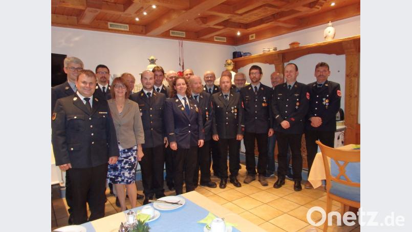 Auf 25 oder 40 Jahre aktiven Dienst können diese Jubilare stolz sein. Sie erhalten Ehrenzeichen in Silber und Bronze. Bild: wrt
