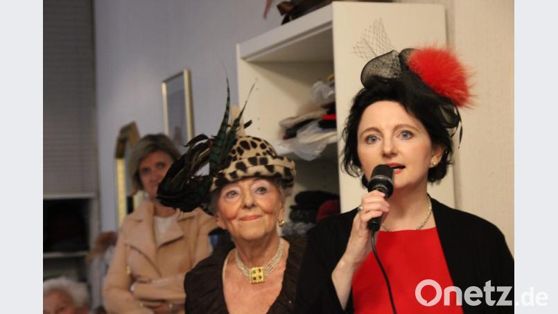 Die Hutmodenschau bei Baier Hüte wird wieder zum außergewöhnlichen Mode-Ereignis in Amberg. Antonia Fuchs (rechts) fand schöne und extravaganten Modellen in vielen Farben und Formen, die Mutter Eleonore Fuchs (links) unterhaltsam und charmant präsentiert. Bild: ads