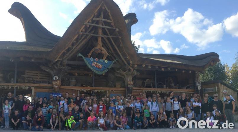 Die Jugendrotkreuzler aus dem Kreisverband Tirschenreuth zusammen mit ihren Gruppenleitern und Betreuern im Freizeitpark Plohn. Bild: exb