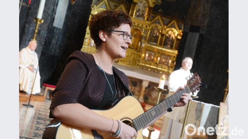 Bernhard Uhls Tochter Theresa begleitete den Abschieds-Gottesdienst in St. Joseph mit Gitarre und Gesang. &quot;Das hat mich schon berührt&quot;, sagte Uhl anschließend in seiner Rede im Pfarrheim. Bild: Gabi Schönberger