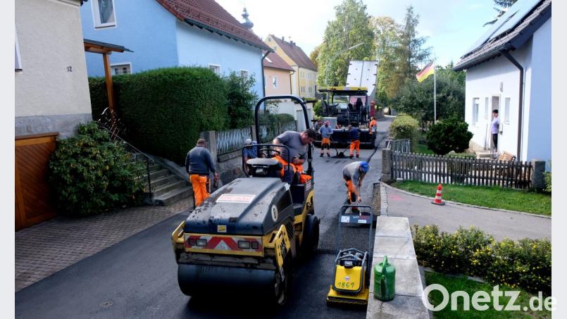 Aufatmen bei den Anliegern Am Schlossgarten und der Kolpingstraße. Die Ortsstraßen sind neue asphaltiert. Bild: le