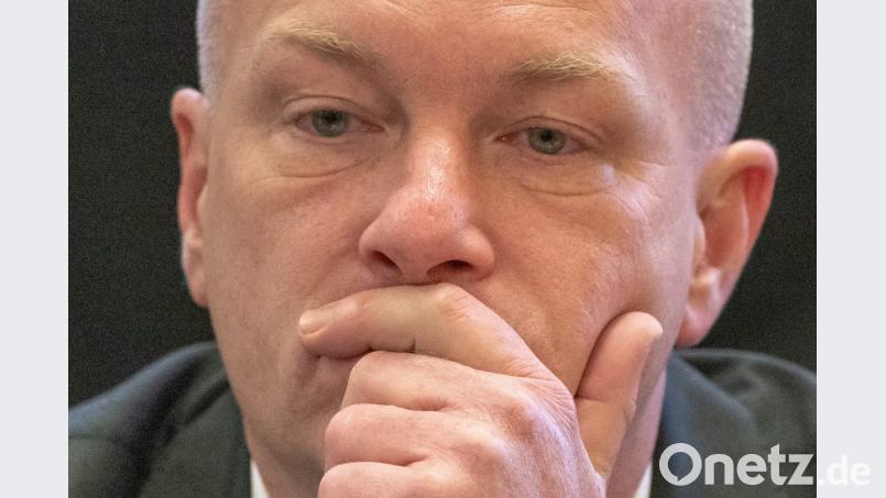 Joachim Wolbergs (SPD), der suspendierte Oberbürgermeister von Regensburg, sitzt im Verhandlungssaal des Landgerichts. Im Prozess um den Regensburger Parteispendenskandal hat der 47-jährige am Dienstag ausgesagt. Bild: Armin Weigel/dpa