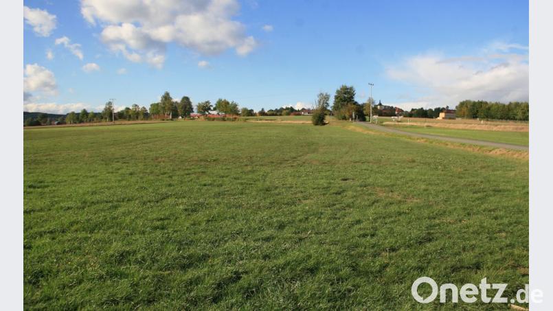 Die Photovoltaikanlage, die an der Umgehungsstraße errichtet werden soll, grenzt an das Gemeindegebiet. Bürgermeister Toni Dutz versprach eine Begrünung. Bild: wro