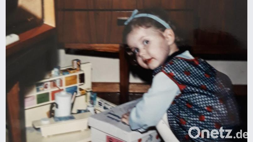 Weihnachten im „Brunnenblock“: Susanne Kempf erinnert sich gern an ihre Kindheit im Wohnhaus der Baugenossenschaft – und lebt dort heute wieder. Bild: Kempf