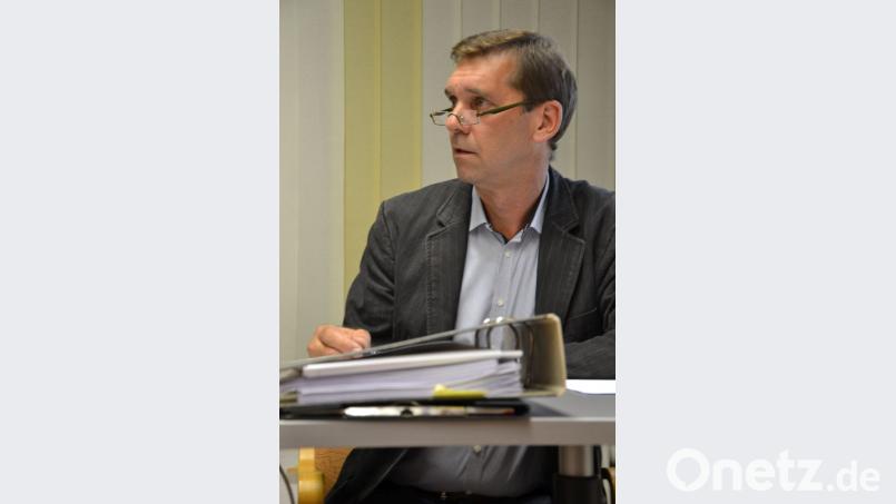 Mehr als zwei Stunden ist Landschaftsarchitekt Siegfried Lösch damit beschäftigt, die Einwände der Kritiker zu entkräften. Bild: thomas.kosarew[at]oberpfalzmedien[dot]de