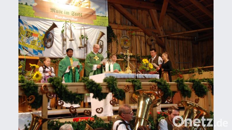 Pfarrer Herbert Rösl und Kaplan William Akkala zelebrierten den Festgottesdienst im Stodl, flankiert von den Ministranten aus Bläserklasse und Blaskapelle. Bild: Portner